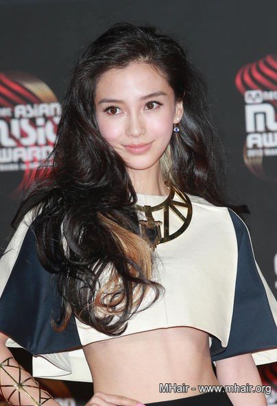 Angelababy首映礼卖萌 晒冬季护肤经